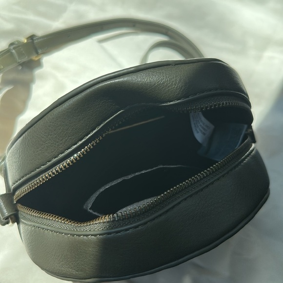 Green Cut Out Stitch Circle Round Tassel Crossbody Purse Bag - Picture 7 of 7